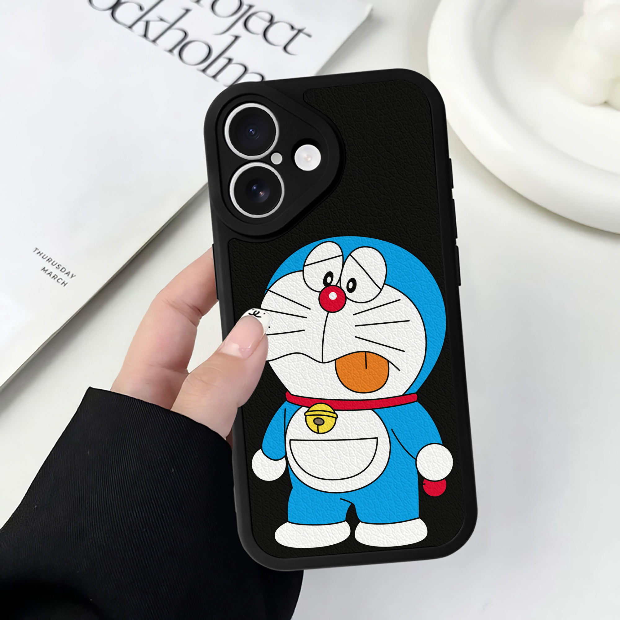 （画像用） ドラえもん Doraemon 【iPhone 16シリーズ対応】シリコンスマホケース（レザー調） 材質：シリコン